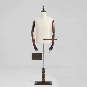 <span class=keywords><strong>Mannequin</strong></span> masculin moderne demi-corps en tissu avec bras en bois réglables, sur pied, pour l'affichage de manteaux et vêtements pour hommes - Product Image 6
