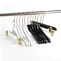 Cintres en bois noir et blanc pour pantalons et jupes avec pinces métalliques dorées réglables pour jeans, pantalons et présentation en armoire