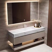 Meuble-lavabo mural de salle de bain en bois massif au design moderne et luxueux avec miroir LED et vasque en céramique, idéal pour hôtels, avec tiroirs de rangement