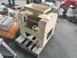<span class=keywords><strong>Moulin</strong></span> à grains de savon à trois rouleaux pour la fabrication de savon d'hôtel - Product Image 1