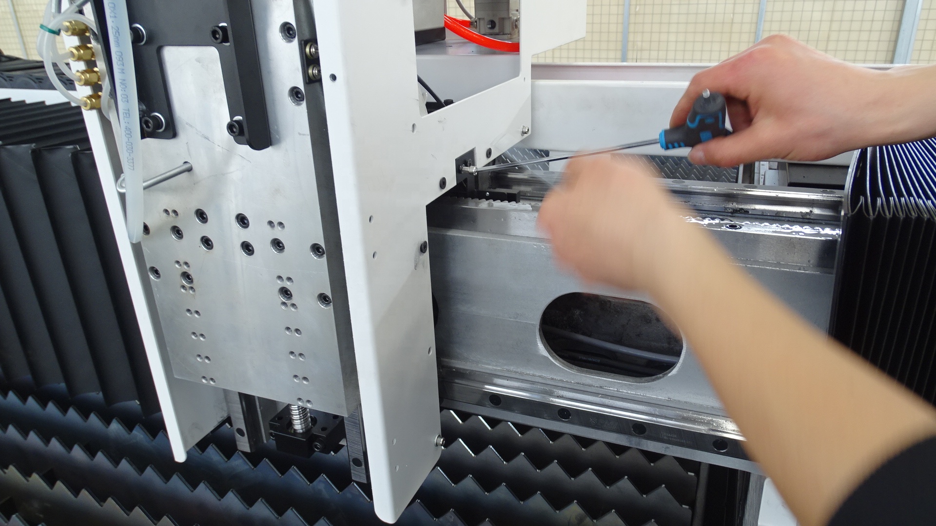 Hot sale 1000w 2000w 3000W metal sheet fiber laser cutting machine laser fiber cutter