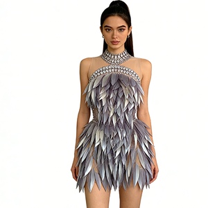 เดรสสั้นประดับขนนกสำหรับผู้หญิง - เดรสปาร์ตี้รัดรูปผ้าตาข่ายซีทรูประดับคริสตัลที่คอ  แฟชั่นชุดราตรี - Product Image 2