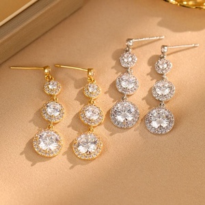 Boucles d'oreilles à pampilles rétro de luxe léger, style européen et américain, nouvelles et très tendance, avec un tempérament polyvalent et une personnalité affirmée - Product Image 3
