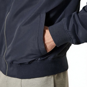 Blouson Bomber Homme Bleu Marine Couleur Unie Fermeture Éclair Col Mandarin Décontracté Respirant Coupe-Vent Logo Avant Vêtement d'Extérieur Hiver - Product Image 4