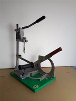 Machine manuelle à découper et à percer les noix de coco