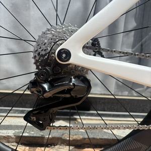 Vélo de course sur route Shi mano Dura-Ace Di2 OEM KOZO2 en fibre de carbone 700C avec freins à disque hydrauliques, léger et super léger. - Product Image 3