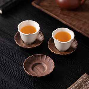 Sous-verre en forme de pétale en noyer noir de style japonais, base en bois massif pour tasse à thé, tapis résistant à la chaleur pour plateaux de service de cérémonie du thé - Product Image 3