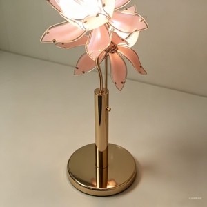 Lámpara de Pie Artística con Diseño de Loto, Poste Curvo de Metal Dorado, Lámpara Decorativa para Interiores del Hogar - Product Image 4