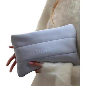 กระเป๋าเครื่องสำอางแบบคล้องมือบุนวมกันน้ำลายควิลท์สีเทา ทำจากนีโอพรีน พร้อมโลโก้สั่งทำ - Product Image 4