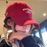Gorra de Béisbol Estilo Coreano para Mujer, con Texto Alfanumérico Bordado a Máquina, Color Rojo, 6 Paneles, Ajustable, Visera Ancha