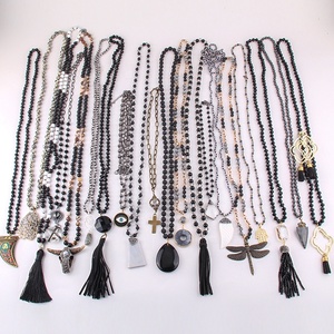 Collar de la serie negra para mujer, Gargantilla de piedras naturales mezcladas de diferente diseño, collar de flecha de cristal, collar de borla, conjunto de joyería, 20 Uds. - Product Image 1