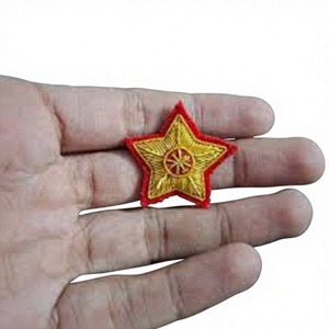 Épingle de sécurité en forme de cœur 3D brodée à la main en fil d'or de haute qualité, à coudre sur toile légère, personnalisable en gros, motif Aigle - Product Image 1