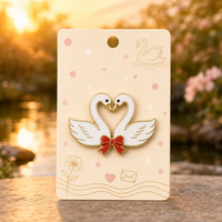 Broche émail souple 2D en forme de paire de cygnes s'embrassant, bijoux de la Saint-Valentin, plaqué or, badges métalliques en gros, épingles émail personnalisées