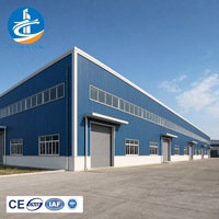 Usine de fabrication de structures en acier préfabriquées Blue Profile avec plusieurs portes à enroulement, conception de centre logistique PEB