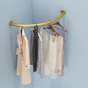 Porte-vêtements mural en métal courbé en L sur mesure pour boutique de vêtements - Product Image 3