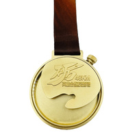 Medalla de aleación de zinc chapada en oro personalizada al por mayor, con contorno irregular, impresión a color, artesanía de fundición, lavable y con forma.