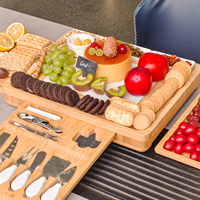 Gemakkelijk te onderhouden, draagbaar en perfect voor het serveren van eten; bamboe kaasplank met houten serveerschaal en messenset.
