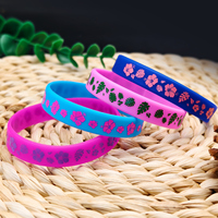 Bracelets en silicone personnalisés en gros, motif fleur d'hibiscus, pour fêtes tropicales estivales à la plage, avec logo et texte personnalisés, bracelets en caoutchouc