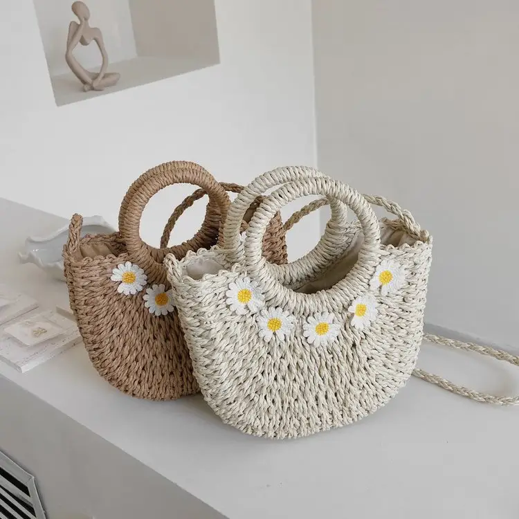 The new factory wholesale fashion ins wind the Daisy moon summer beach straw hand bag