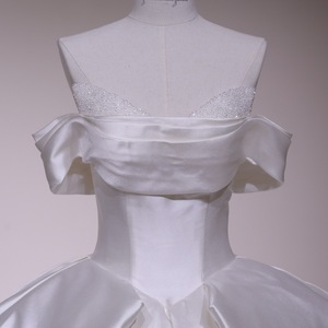 Robe de mariée grande taille coupe trapèze, épaules dénudées, en satin, avec bordure perlée, style princesse, traîne chapelle, personnalisable, pour mère de la mariée, fleurs, vente en gros - Product Image 4