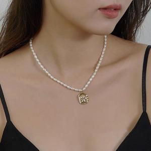 Collar de Perlas de Agua Dulce Naturales Versátiles Vintage 2023, Cadena de Clavícula Versátil de Marca Cuadrada, Nuevo Diseño de Temporada con Forma de Arroz - Product Image 4