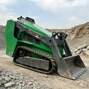 Mini-chargeuse compacte de 17,2 kW certifiée CE et EPA avec revêtements bleus, jaunes et blancs et fourche à palettes pour travaux agricoles - Product Image 1