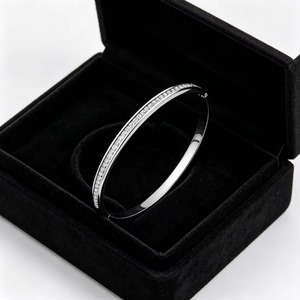 Bracelet manchette fin et étincelant en acier inoxydable avec cristaux taille baguette pavés, couleur or/or rose/argent, inaltérable, pour femme - Product Image 3