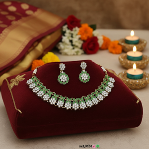 Parure de bijoux ethniques de mariée en laiton plaqué argent, zircon et Kundan, comprenant collier ras-du-cou, boucles d'oreilles pendantes et tikka, pour événements spéciaux et anniversaires de mariage - Product Image 3