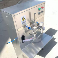 Machine de remplissage verticale automatique à double tête 1L 5L pour huile d'olive, miel, eau, bière, lait, thé en bouteilles plastiques et en verre