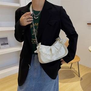 Sac à bandoulière en cuir PU plissé brillant avec poignée scintillante pour femme - Product Image 1