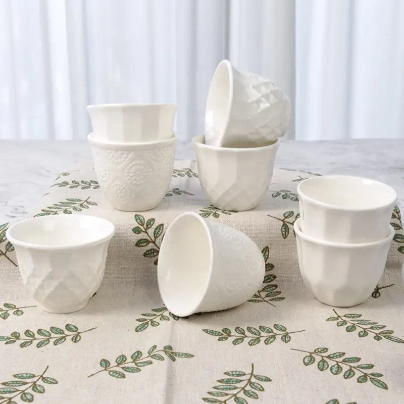 Benutzer definierte neue Bone China Geschirr Kaffeetasse Set für Luxus weiß geprägt Kawa Tasse modernes Design Nahost Land