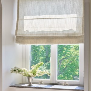 Stores romains en lin sur mesure semi-transparents filtrant la lumière pour chambre à coucher, salon et projets d'aménagement intérieur - Product Image 1