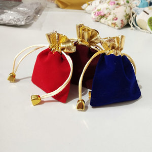 Petite pochette en velours avec cordon de serrage, cordon de serrage couleur or et pochette en velours noir - Product Image 2