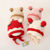 Gorro de bebé bonito de invierno con protección para los oídos de encaje gorro de punto de fresa para niños y niñas tela común