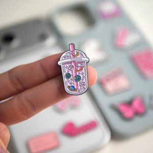 Nouveauté 2026 : Épingles personnalisées en émail souple – Autocollants pour téléphone thème Fille Rose et Arabe, Stock usine disponible pour la décoration de téléphones/sacs - Product Image 6