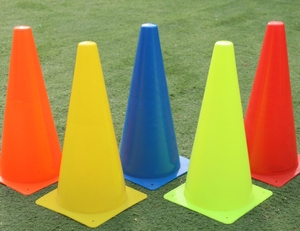 Cônes de marquage en plastique de haute qualité pour l'entraînement au football et les parkings - Product Image 3