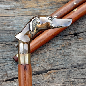 Bastón de madera pulido con mango de cabeza de perro de latón macizo antiguo, diseño vintage, para Navidad - Product Image 1