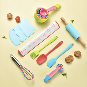 YIGO Montessori Ensemble de cuisson et de <span class=keywords><strong>cuisine</strong></span> pour enfants Outils et ustensiles de <span class=keywords><strong>cuisine</strong></span> sûrs pour les tout-petits Livres de <span class=keywords><strong>cuisine</strong></span> en silicone - Product Image 3