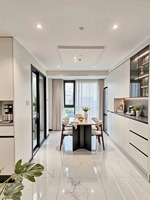 Cuisine complète sur mesure moderne en MDF bicolore, finition brillante crème blanc gris, tiroirs sans poignées en forme de L