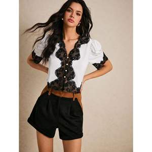 Blusa Corta de Encaje Personalizada para Mujer, Manga Corta con Vuelo, Cuello en V, Botones, Top de Chifón, Elegante para Uso Diario - Product Image 4