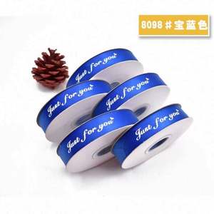 ริบบิ้นซาตินสีแดงหรูหราเคลือบฟอยล์ทองคำแบบกำหนดเองสำหรับขายส่ง ผลิตจากวัสดุรีไซเคิล พร้อมโลโก้ตามสั่ง สำหรับห่อของขวัญ - Product Image 4