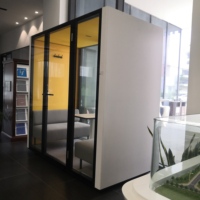 Cabine insonorisée mobile industrielle moderne, pod acoustique de bureau, cabine téléphonique avec verre trempé en aluminium et éclairage LED