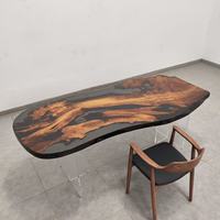 Table basse en bois exotique avec bord vif et résine époxy pour bar à domicile et repas