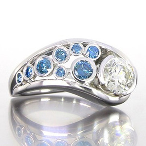 Anello Geometrico Traforato con Zirconi per Donne, Gioiello da Dito Minimalista ed Elegante - Product Image 1