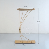 Conception incurvée fine Table de mariage pièce maîtresse or fer Table fleur support cristal perle rideau décoration de scène de mariage