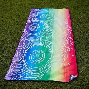 Toalla de playa de microfibra con estampado de mandala bohemia, tela de rizo resistente a la arena para escapadas de verano - Product Image 1