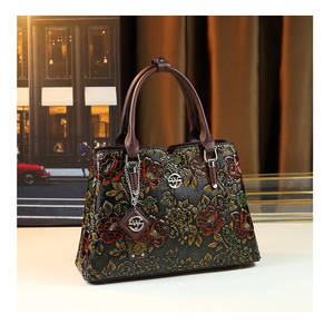 2025 nuevo bolso de lujo de diseñador superior de alta calidad de cuero brillante bordado con cuentas bandolera bolso de moda para mujer DE LA India - Product Image 2