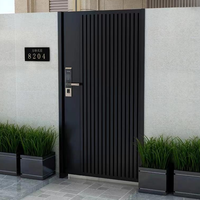 Porte d'entrée de villa moderne à panneaux séparés et lattes verticales, en métal de luxe sur mesure, avec serrure intelligente antivol et portillon de sécurité