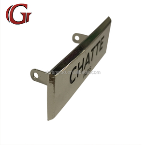 Étiquette métallique personnalisée OEM, tendance, vintage, très vendue, professionnelle, classique, pour sac à cosmétiques, logo en relief pour accessoires de sac - Product Image 3