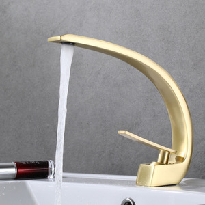 Robinet de salle de bain moderne, minimaliste et créatif <span class=keywords><strong>Mitigeur</strong></span> de <span class=keywords><strong>lavabo</strong></span> en cuivre plaqué or <span class=keywords><strong>Mitigeur</strong></span> de robinet de salle de bain monté sur le pont - Product Image 6